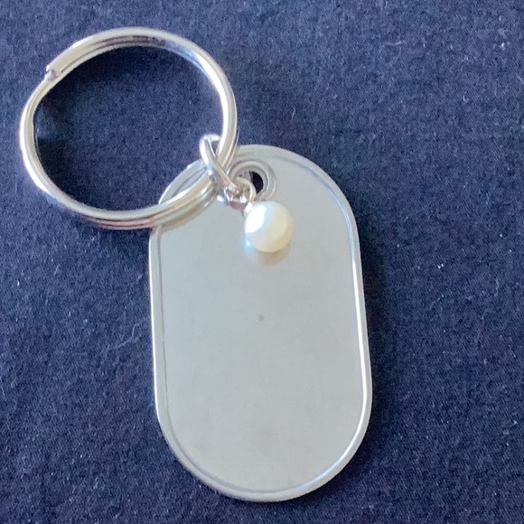 🦪 Vantel Pearls Dog Tag Keychain. - Picture 1 of 3
